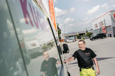 Kuchler Kran bei Kranarbeiten auf einer Baustelle